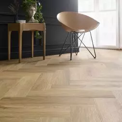 Herringbone Dryback od marki Arbiton, to panele, które zapewniają cichą, ciepłą podłogę bez dodatkowych pielęgnacyjnych zabiegów