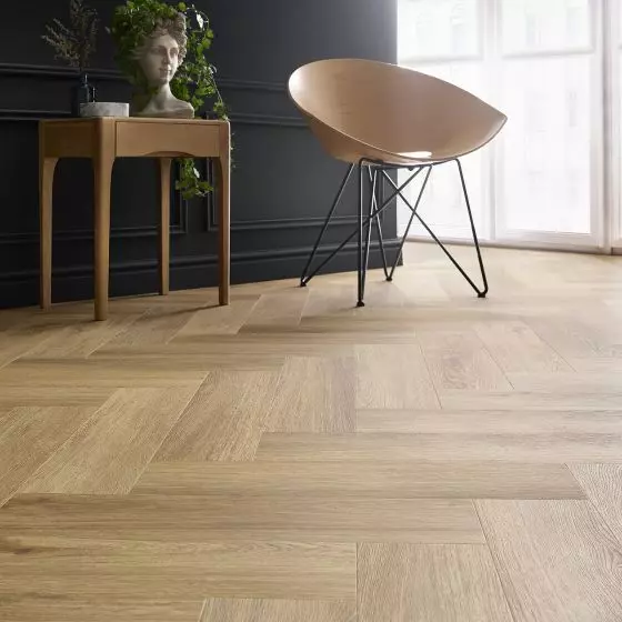 Herringbone Dryback od marki Arbiton, to panele, które zapewniają cichą, ciepłą podłogę bez dodatkowych pielęgnacyjnych zabiegów