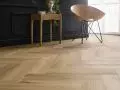 Herringbone Dryback od marki Arbiton, to panele, które zapewniają cichą, ciepłą podłogę bez dodatkowych pielęgnacyjnych zabiegów