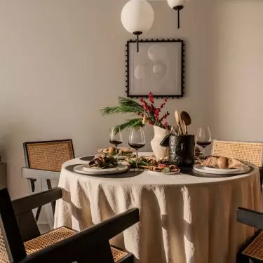 Wnętrze z minimalistycznymi dekoracjami świątecznymi