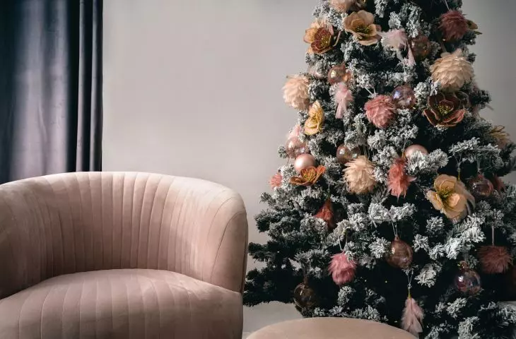 Christmas tree decorated with... flowers