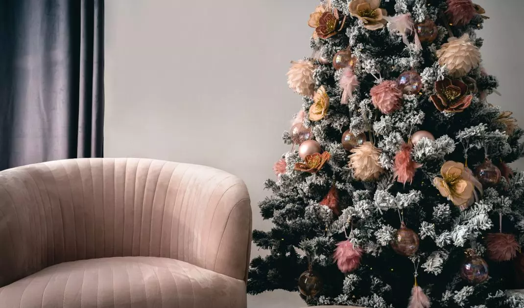 Christmas tree decorated with flowers will be an unusual decoration