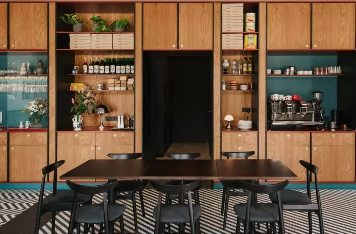 A bookcase instead of a bar - the project of the studio Znamy Się