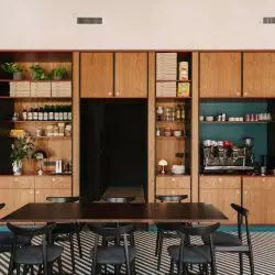 restauracja Pieno miała wyróżniać się sposobem organizacji, kolorystyką, a także, wyjątkowym regałem
