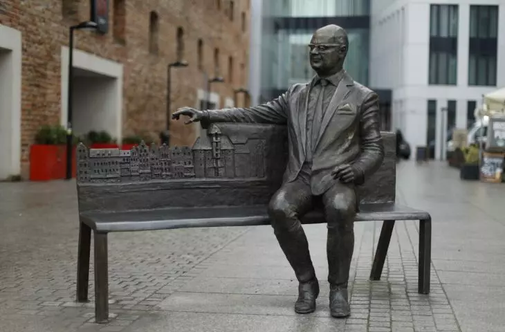 A bench has been erected on Gdansk's Granary Island. It commemorates the tragically deceased president