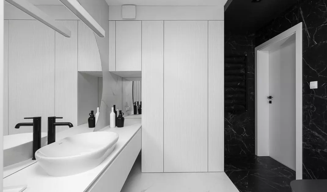 Black and white bathroom