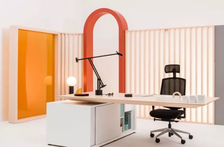 GRAVITY desk