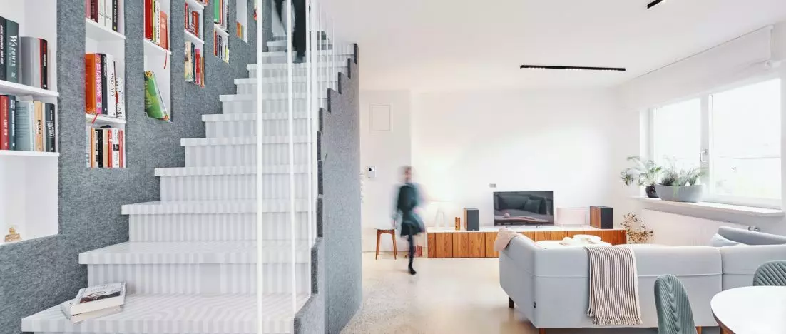 Wnętrze podzielone filcową konstrukcją