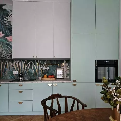 Deep green and vintage. Metamorphosis of an old apartment