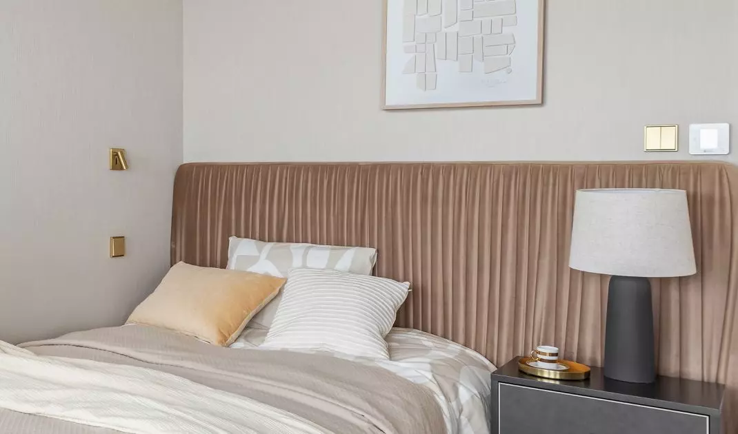 Bedroom in shades of gold