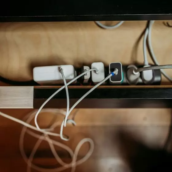 Maskowanie przewodów elektrycznych wymaga sprytu, pomysłowości oraz kilku przydatnych gadżetów. Jednak w estetycznych wnętrzach jest koniecznością