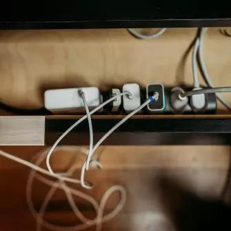 Maskowanie przewodów elektrycznych wymaga sprytu, pomysłowości oraz kilku przydatnych gadżetów. Jednak w estetycznych wnętrzach jest koniecznością