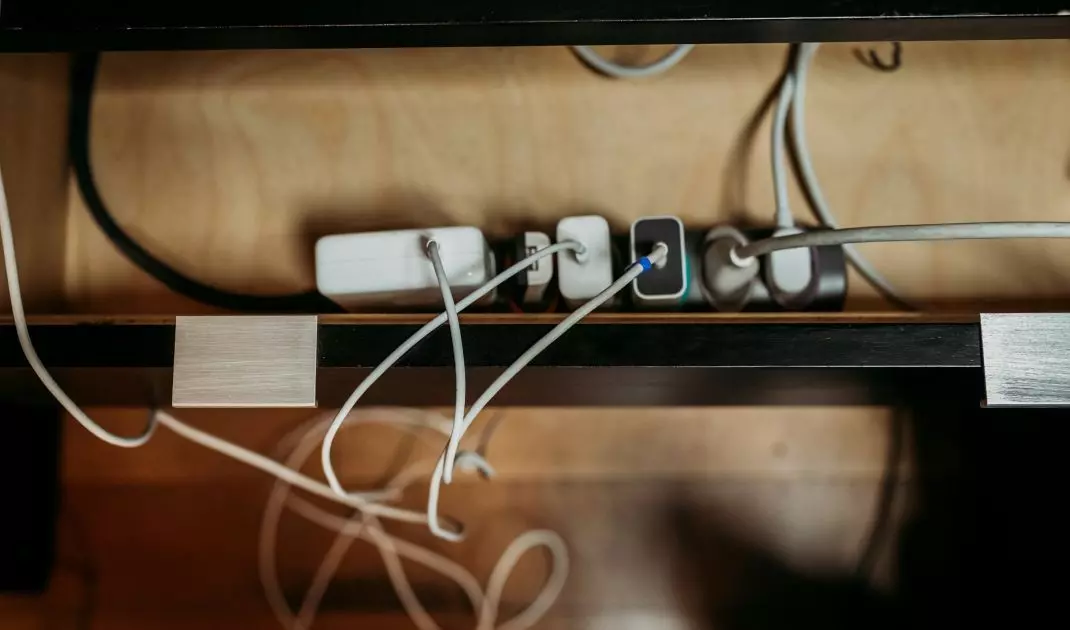 Masking electrical wires requires cleverness, ingenuity and a few useful gadgets. However, in aesthetically pleasing interiors it is a must