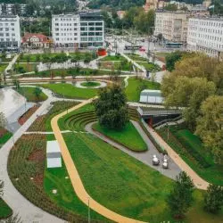 Parking powstał w świetnie skomunikowanej lokalizacji, tuż obok znajdują się przystanki komunikacji miejskiej