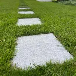 Płytki wapienne sprawdzą się do stworzenia ścieżki w ogrodzie