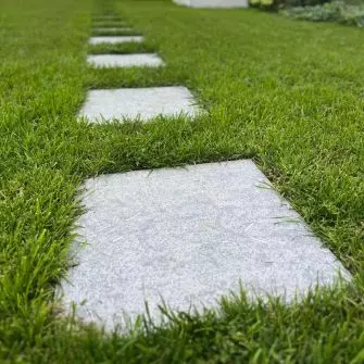 Płytki wapienne sprawdzą się do stworzenia ścieżki w ogrodzie