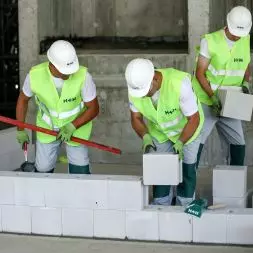 Zastosowanie bloczków H+H Silikat AT25 AkuTerm umożliwia osiągnięcie wymaganych wskaźników w przegrodzie jednowarstwowej bez użycia dodatkowych materiałów izolacyjnych
