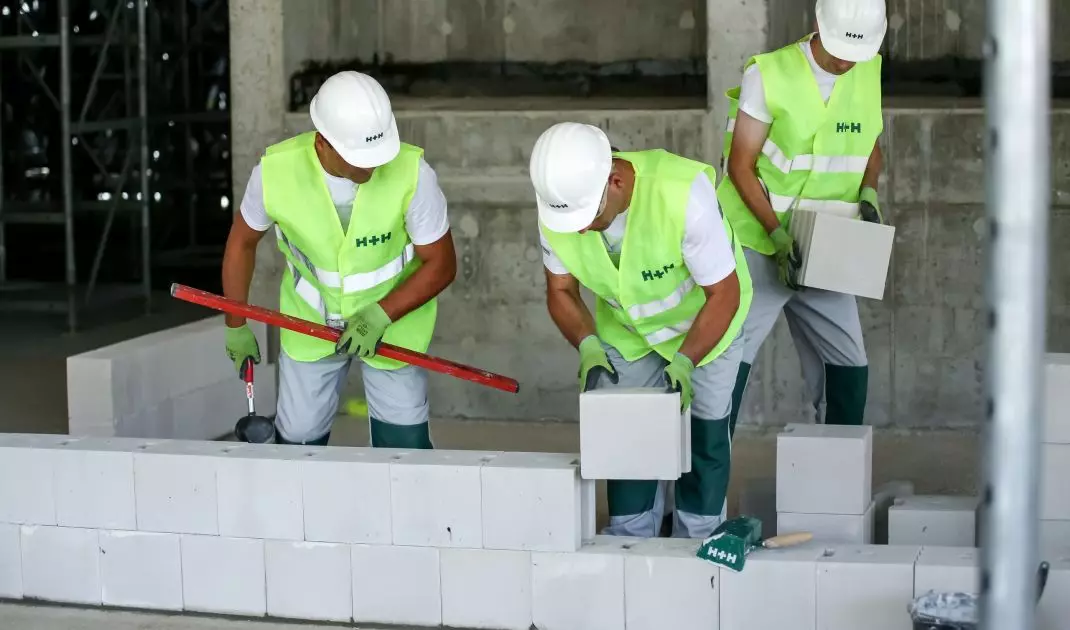 Zastosowanie bloczków H+H Silikat AT25 AkuTerm umożliwia osiągnięcie wymaganych wskaźników w przegrodzie jednowarstwowej bez użycia dodatkowych materiałów izolacyjnych