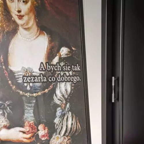Elegancka łazienka i korytarz z wyjątkową dekoracją. Odwiedzamy wnętrza architektki