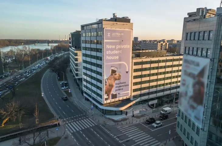 Odnowiony modernizm pod reklamową płachtą