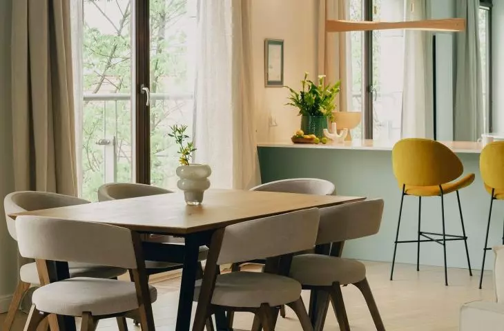 Green and curves in the design of the kitchen with dining room