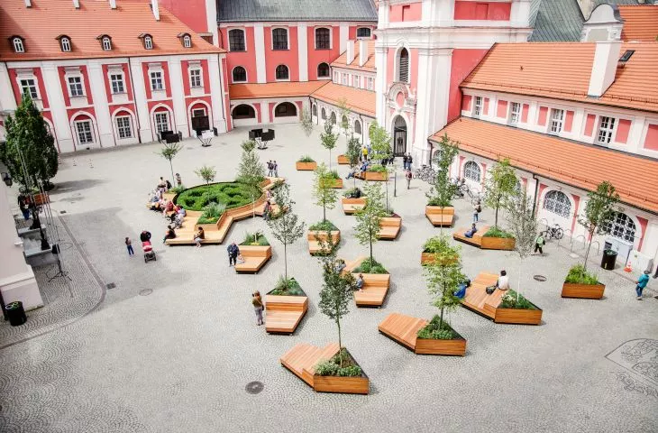 An oasis of greenery in the courtyard of Poznań City Hall - Atelier Starzak Strebicki