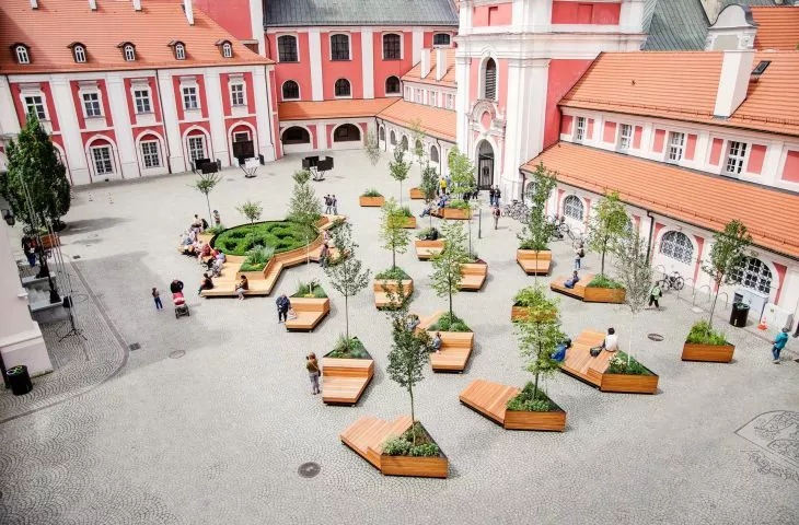 Oaza zieleni na dziedzińcu Urzędu Miasta Poznania – Atelier Starzak Strebicki