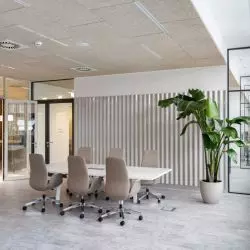 Biuro we wrocławskiej Renomie – panele HERADESIGN Superfine wykonane są z wełny drzewnej, która pełni funkcję materiału dźwiękochłonnego, poprawiającego komfort pracy i akustykę wnętrza.