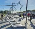 bulwary wzdłuż wielkiej, sztucznie dosypanej plaży robią wrażenie