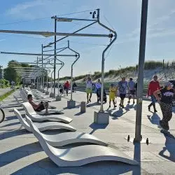bulwary wzdłuż wielkiej, sztucznie dosypanej plaży robią wrażenie