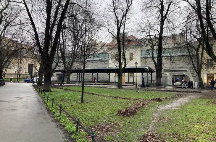 „Dlaczego w takim miejscu ma pojawić się taka bylejakość?”. O nowym pawilonie kawiarnianym przed Bunkrem Sztuki w Krakowie