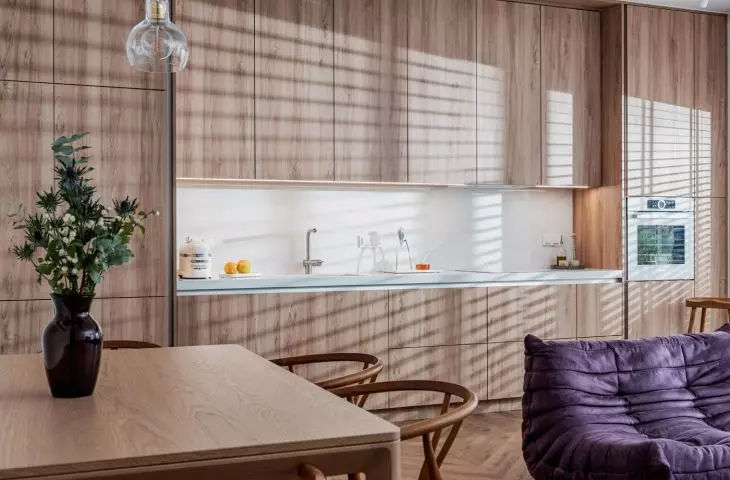 Kultowa sofa i duński design. Strefa dzienna mieszkania w centrum Warszawy
