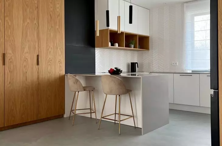 Minimalistyczna kuchnia z ukrytą strefą roboczą