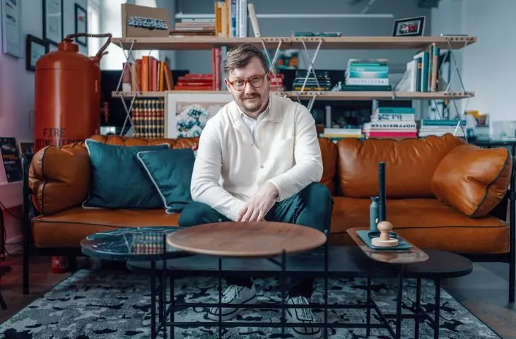 „Środek wielkiego placu budowy”. Sikora Wnętrza z biurem na terenach postoczniowych
