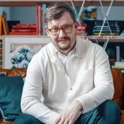 Jan Sikora w nowym biurze Sikora Wnętrza