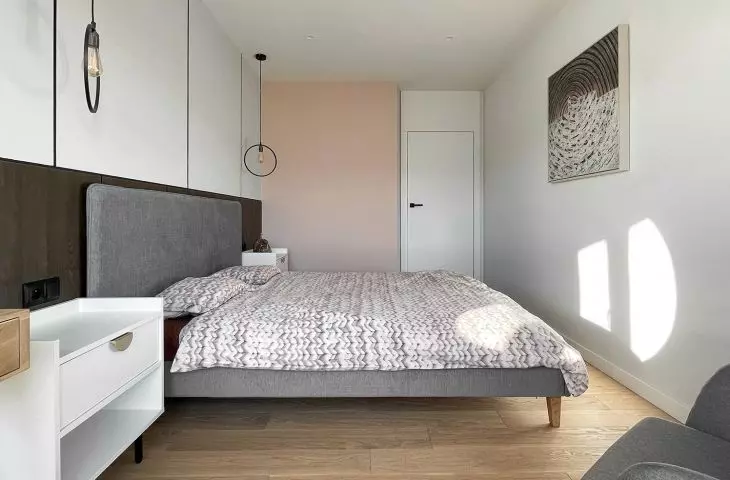 Stonowane barwy i geometryczne formy w projekcie sypialni