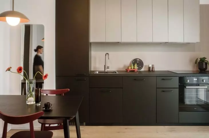 Mniej niż 30 m² i ograniczony budżet. Projekt niewielkiej kawalerki