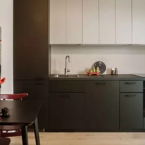Mniej niż 30 m² i ograniczony budżet. Projekt niewielkiej kawalerki