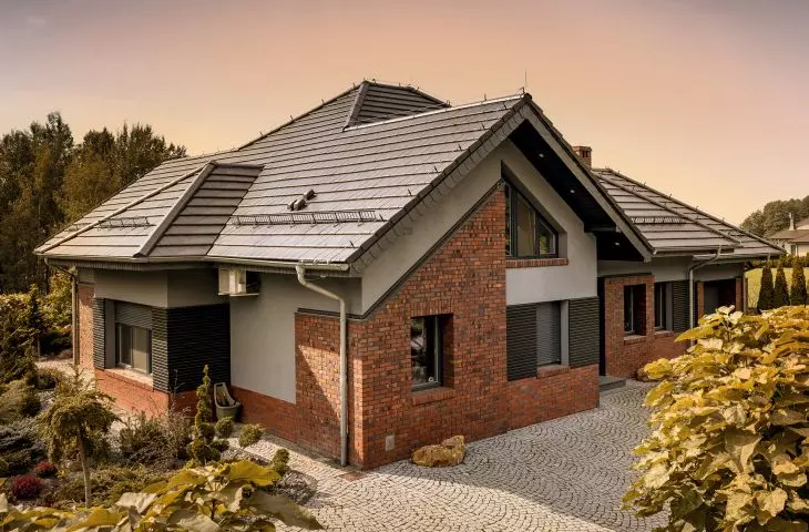 Jak dobrze wybrać trwałe i wytrzymałe pokrycie dachowe? Na co zwrócić uwagę, by dach był piękny i bezpieczny przez lata?