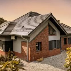 Turmalin, dachówka ceramiczna, marka Braas, kolor antracytowy