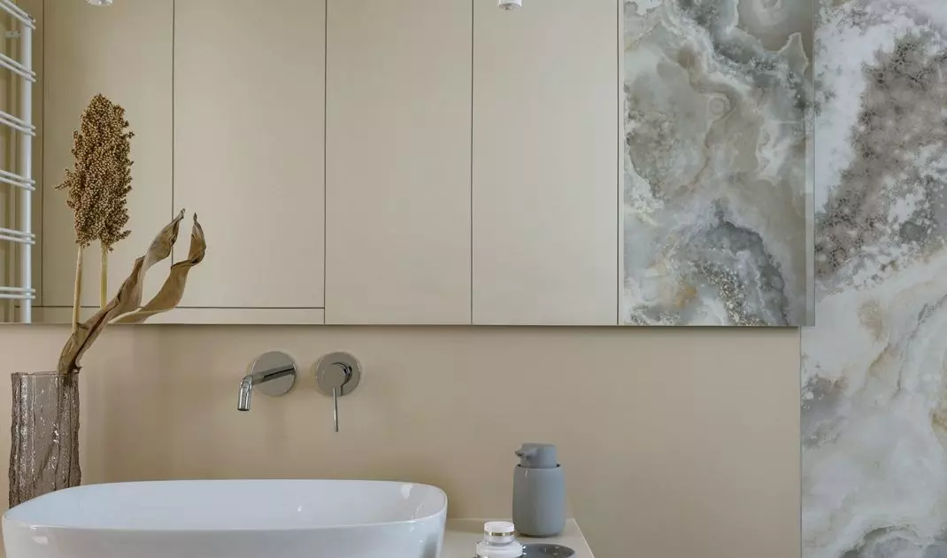 Bathroom in shades of gray and beige