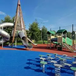 Plac zabaw Buglo na rewitalizowanych terenach w Świętochłowicach. Nad Stawem Kalina znów słychać śmiech dzieci.