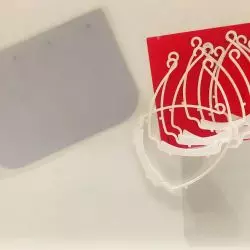 Po prawej wydruki 3D opasek, po lewej ochronne folie w formacie A4