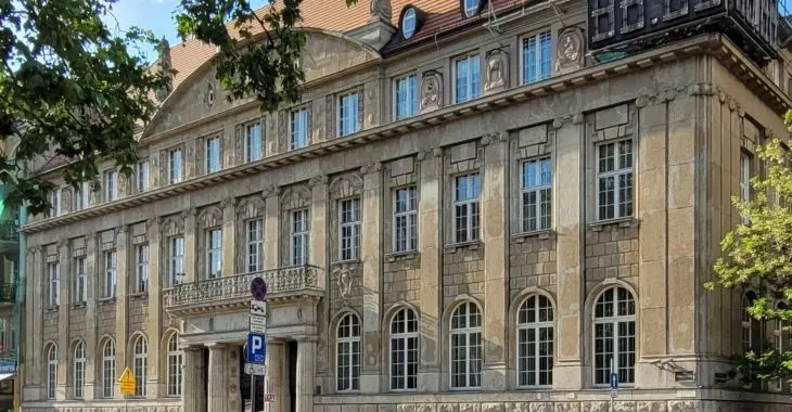 budynek po banku przy placu Wolności w Poznaniu; za dwa lata będzie apartamentowcem