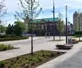 plac Wolności, w taki sposób przeobrażono asfaltową jezdnię i bezdrzewny chodnik, powstała osobna droga rowerowa, tory odsunięto od pierzei, drzewa wzdłuż niej są tu całkowitą nowością; w tle - Muzeum Narodowe i hotel Bazar