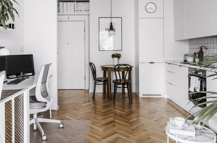 Nowoczesna kawalerka z miejscami do pracy od Norest Studio