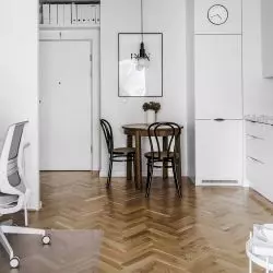 Nowoczesna kawalerka z miejscami do pracy od Norest Studio