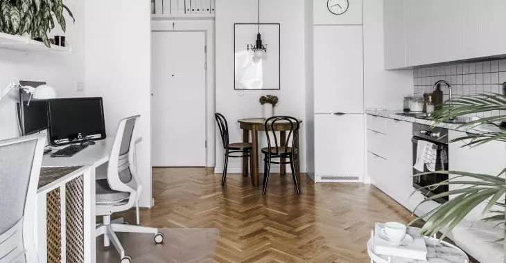 Nowoczesna kawalerka z miejscami do pracy od Norest Studio
