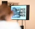 Kto wyreżyseruje operę na podstawie książki Grzegorza Piątka „Najlepsze miasto świata”?