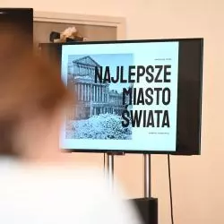 Kto wyreżyseruje operę na podstawie książki Grzegorza Piątka „Najlepsze miasto świata”?